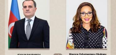 Ceyhun Bayramov nigeriyalı həmkarı ilə çoxtərəfli platformalarda əməkdaşlıq gündəliyini müzakirə edib