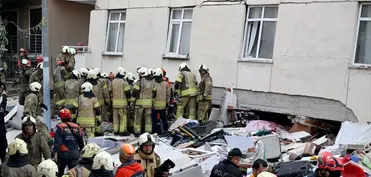 İstanbulda çoxmərtəbəli bina çöküb, dağıntılar altında qalanlar var