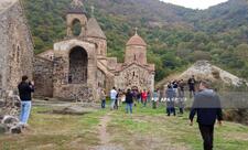 Beynəlxalq səyyahlar Xudavəng monastır kompleksini ziyarət edib - FOTO