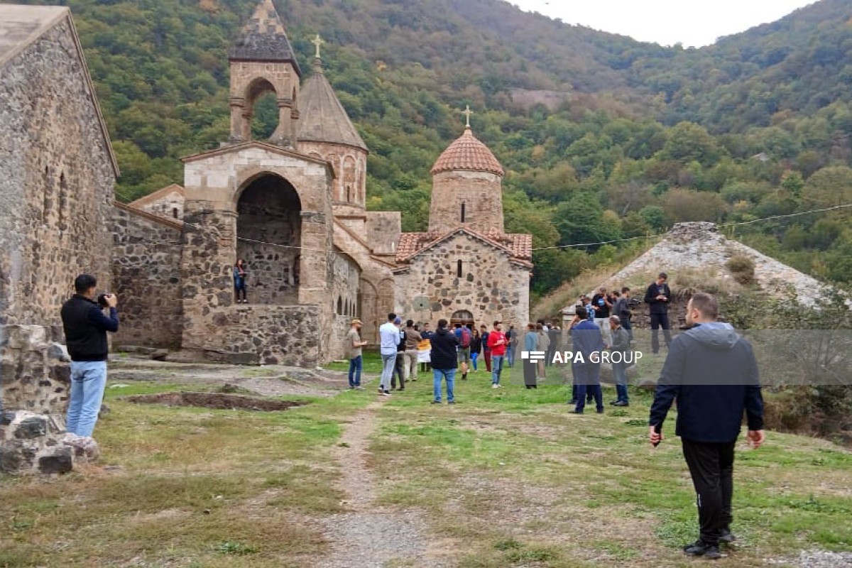 Beynəlxalq səyyahlar Xudavəng monastır kompleksini ziyarət edib - FOTO