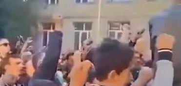 Valideyn və şagirdlərdən məktəblərə hücum  - VİDEO