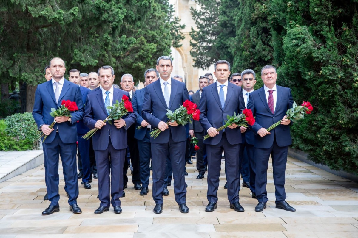 ADY kollektivi Fəxri xiyabanı ziyarət edib