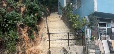 İstanbulda seldə ölənlərin sayı 3-ə çatıb, 4 nəfər itkin düşüb
