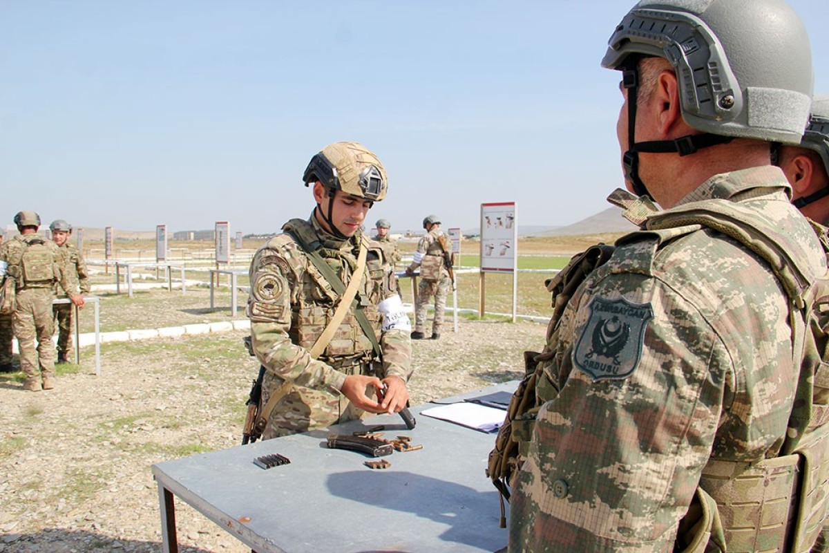 XTQ hərbi hissəsində vəzifəlilərin təlim toplanışı davam edir