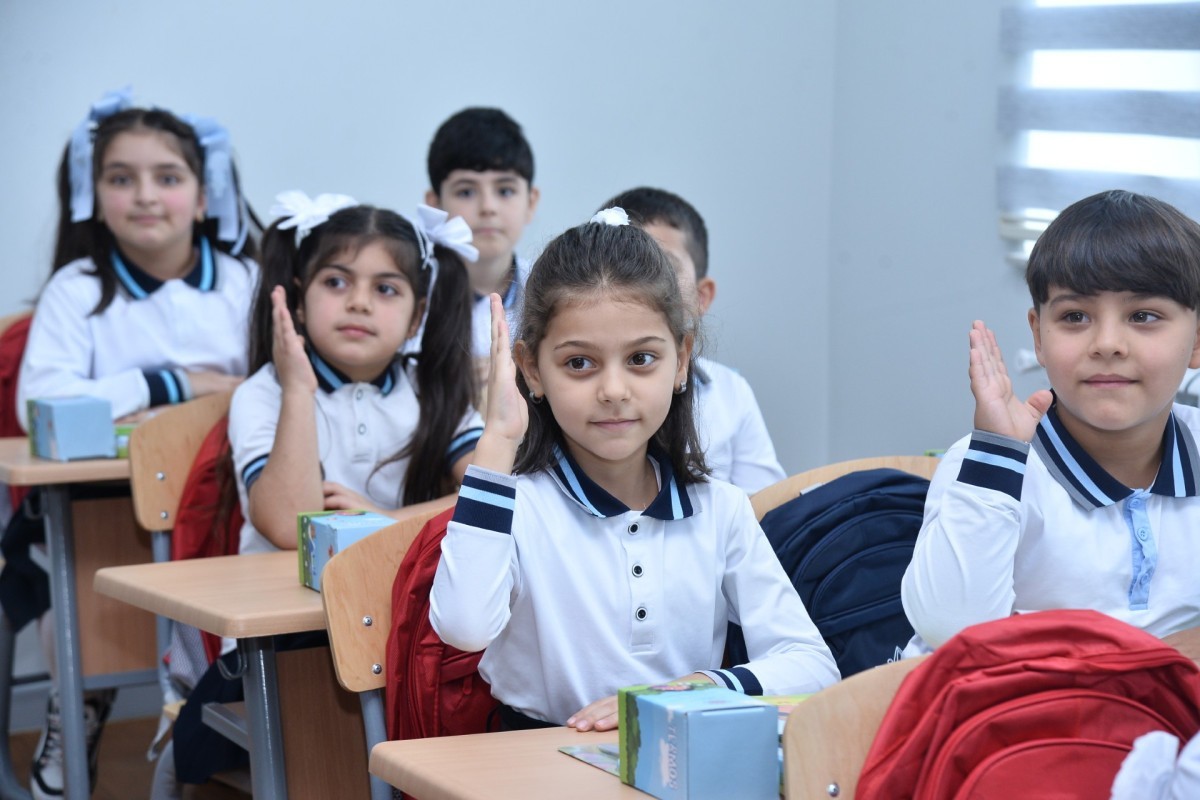 AGMA: Məktəblərdə müəyyən edilmiş geyim qaydalarına riayət olunması vacibdir - BƏYANAT