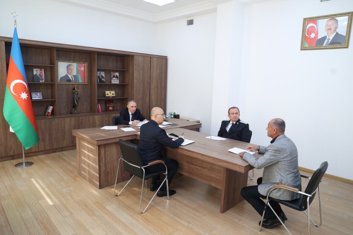 Baş prokuror Səbail rayonunda vətəndaşları qəbul edib