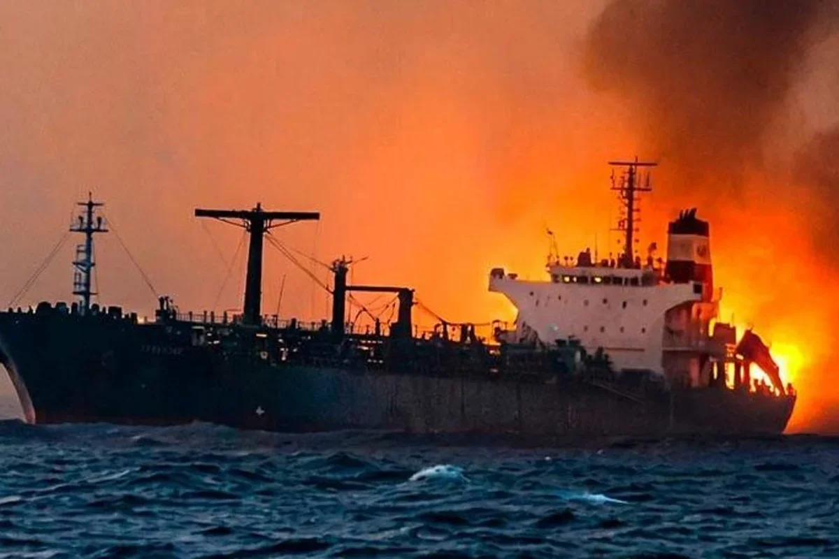 Fars körfəzində daha bir süpertanker minaya düşərək partlayıb