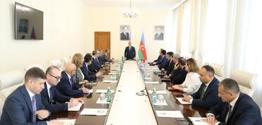 Teymur Musayev yeni nazir Anar Bayramovu Səhiyyə Nazirliyinin kollektivinə təqdim edib