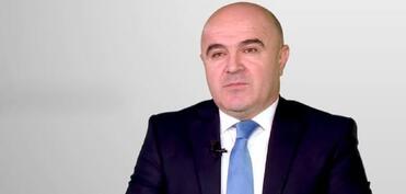 İqtisadçı uzun illər çalışdığı işindən ayrılıb