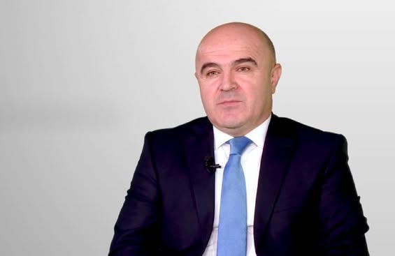 İqtisadçı uzun illər çalışdığı işindən ayrılıb