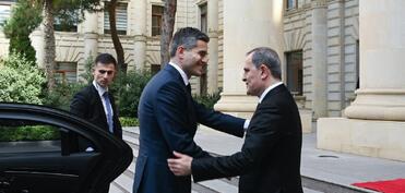 Ceyhun Bayramovun Niderland xarici işlər naziri ilə təkbətək görüşü başlayıb