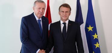 Ərdoğan Makronla ikitərəfli münasibətləri və qlobal məsələləri müzakirə edib