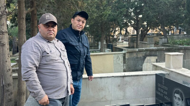 Qardaşlıq məsafə tanımır: Aybek Alanov mərhum Ruslan Quliyevin məzarını ziyarət edib